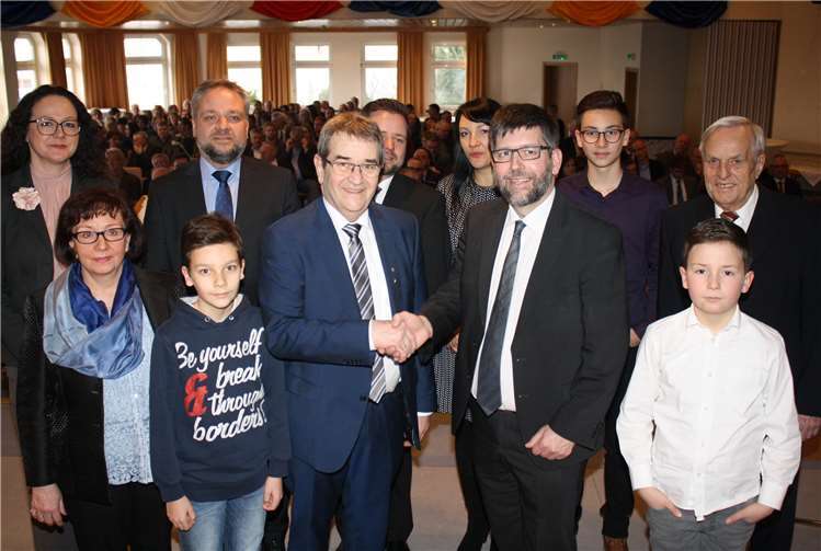 Die gesamte Familie von Helmut Probst und sein Amtsvorgänger Heinz Escher waren anwesend, als der beliebte Bürgermeister in den Ruhestand verabschiedet wurde. Fotos: TE