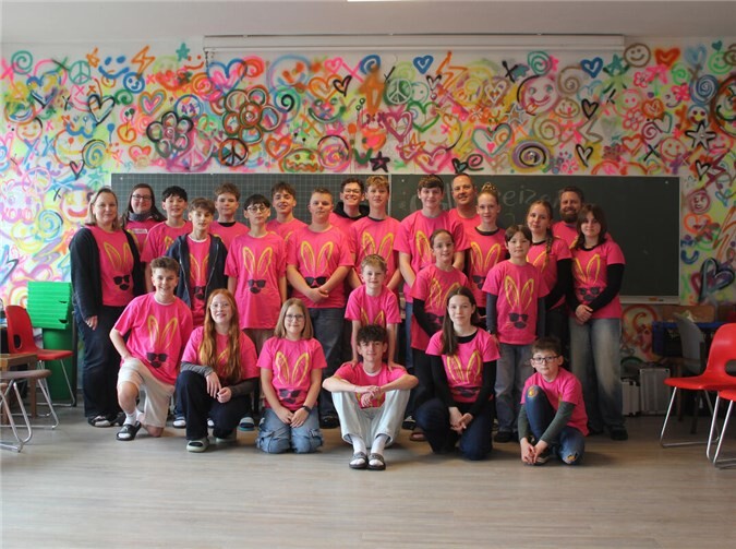 Die gesamte Gruppe mit Kindern, Jugendlichen und Leiterteam im diesjährigen Freizeit-T-ShirtFoto: privat