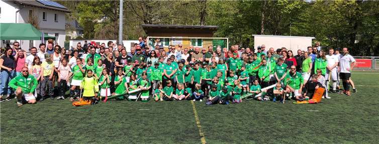 Die gesamte Hockey-Familie versammelt – ein starker Start in die Saison.  Foto: privat