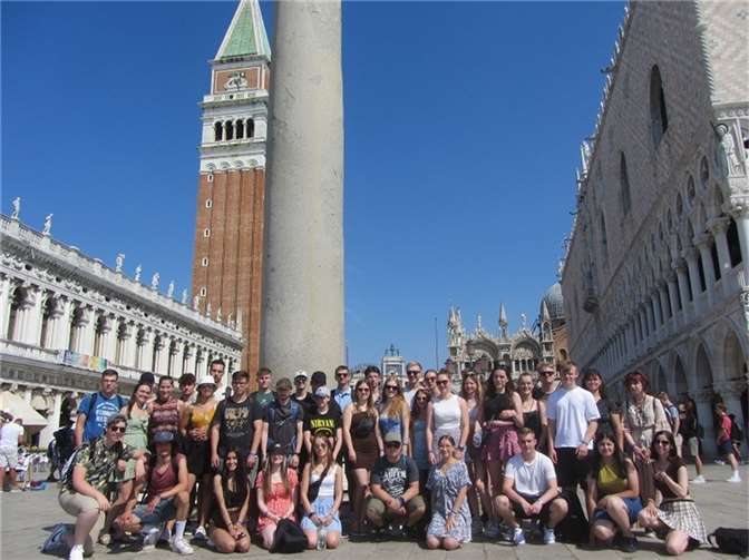 Die gesamte Jahrgangsstufe 12 besuchte die Region um den norditalienischen Gardasee.  Foto: Jens Specht
