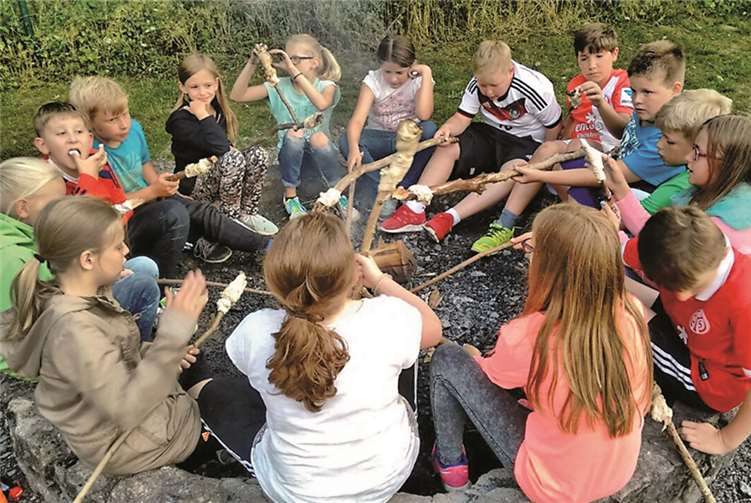 Die gesamte Klasse beim Stockbrotbacken.