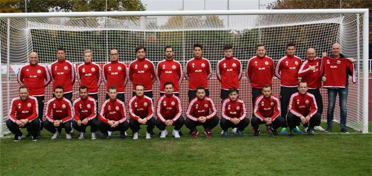 Die gesamte Mannschaft freut sich über die neuen Trainingstops von Frank Almstedt. privat