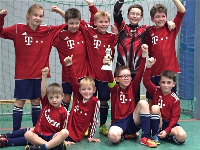 Die gesamte Mannschaft freut sich über ihre Trophäe. privat