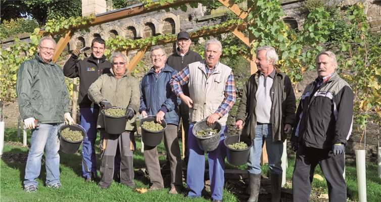 Die gesamte Mannschaft ist angetreten, um bei der ersten Lese im Schatten des Doms anwesend zu sein.AB