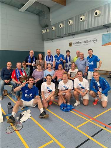 Die gesamte Mannschaft nebst mitgereisten Fans nach dem Spiel in Marktheidenfeld .  Foto: privat