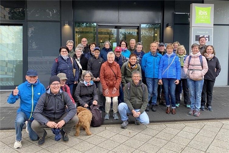 Die gesamte Reisegruppe von Meddy‘s LWT vor dem Hotel in Magdeburg – ein sportliches Wochenende mit vielen schönen gemeinsamen Erlebnissen. Foto: Sylvia Lippert