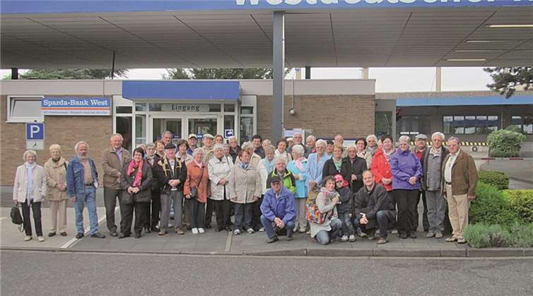 Die gesamte Reisegruppe war gespannt darauf, zu erfahren, was sich hinter den Kulissen des WDR- Produktionsgeländes befindet. privat