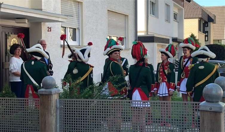 Die gesamte Schar der Stadtsoldaten stellte sich auf, um das Goldhochzeitspaar zu Hause abzuholen. Foto: EICH