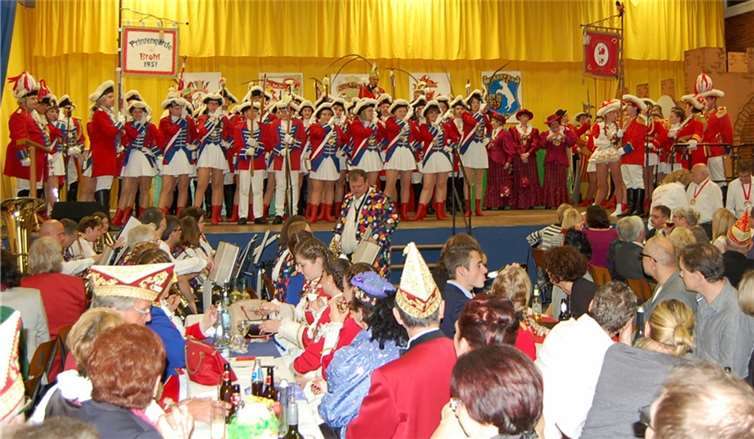 Die gesamte Streitmacht des Brohler Fastelovends bei der Eröffnung der Proklamationssitzung auf der Bühne. -FA-