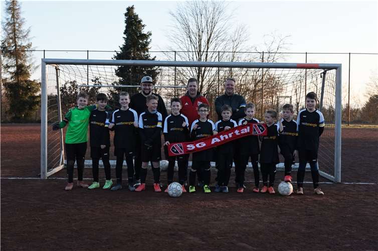 Die gesamten Einnahmen des Spiels der Jugendmannschaften der JSG Ahrtal wurden gespendet.  Foto: W. Dreschers