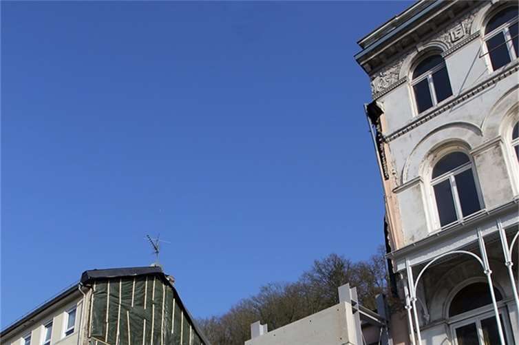 Die geschlossene Fassadenreihe der Römerstraße ist unterbrochen. -WW- Willi Willig