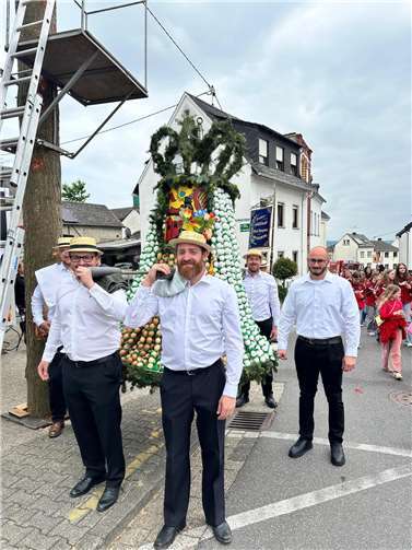 Livemusik, Stimmung und gute Laune Die geschmückte Eierkrone wird gebracht.