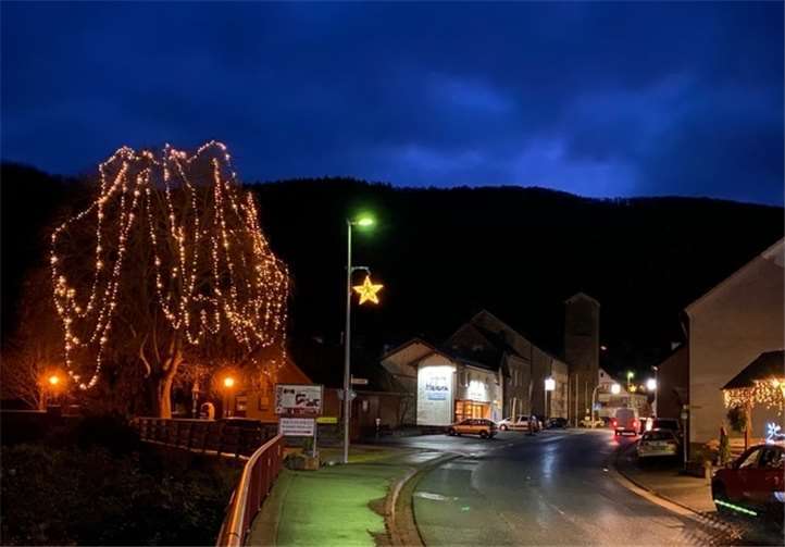 Die geschmückte Linde und der Stern ergeben ein besonderes Ambiente.