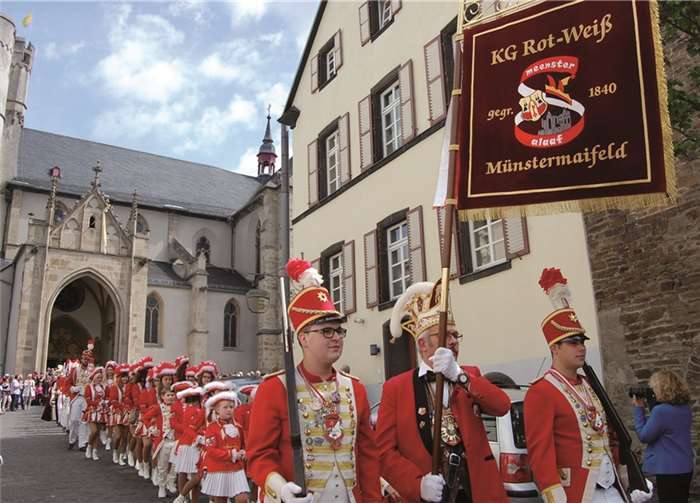 Karneval im Mai für einen Tag Die gesegnete Standarte wurde von der Stiftskirche zur Stadthalle getragen. -SK-