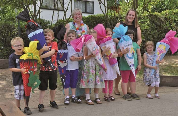 Die gesegneten Schultüten wurden stolz präsentiert.