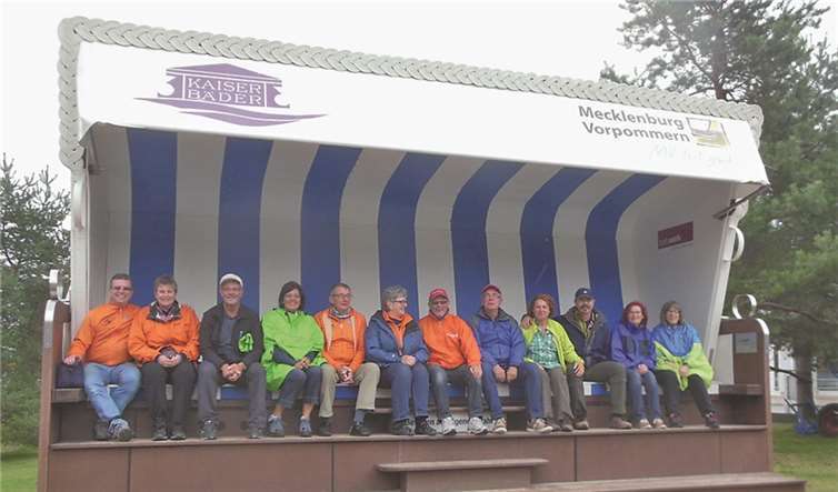 Die geselligen Radler im Riesenstrandkorb des Kaiserbads Heringsdorf.