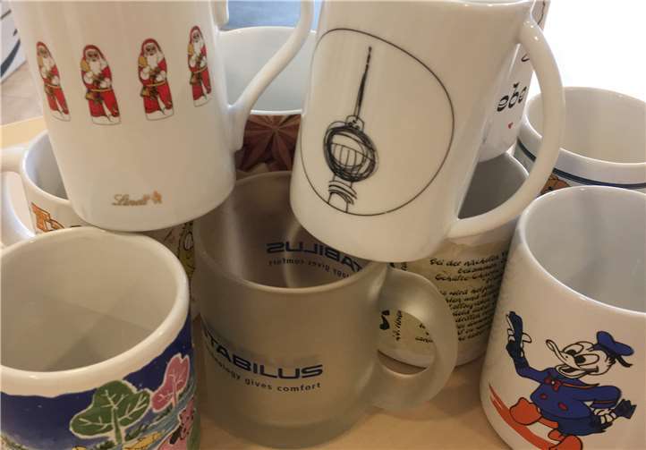 Die gespendeten Tassen ergeben ein charmant-buntes Sammelsurium für die Advents-Stände und helfen beim umweltgerechten Verzicht auf Styropor- und Einwegbecher. Foto: privat