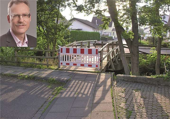 Die gesperrte Fußgängerbrücke über dem Gräbbach.privat