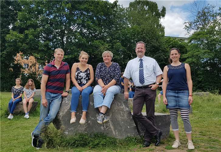Die gestalterisch anspruchsvolle Sitzgelegenheit bietet Platz für ganze Klassen, sodass Unterricht ins Freie verlegt werden kann.Foto: privat