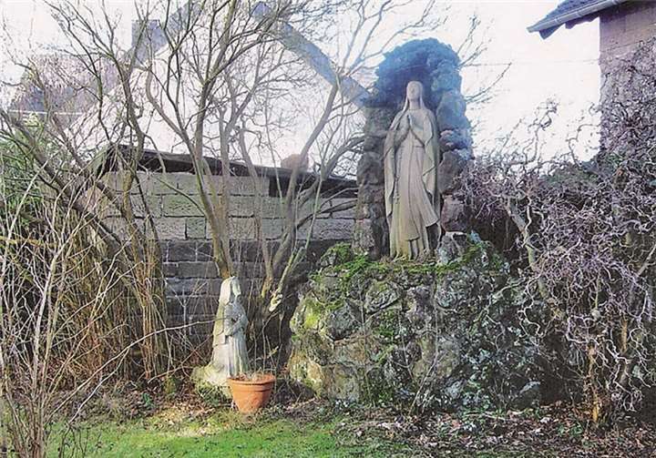 Die gesuchte Lourdesgrotte befindet sich am Pfarrhaus in Kempenich. privat