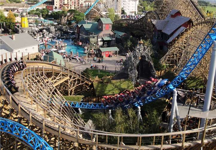 Die gigantische Holzachterbahn „WODAN – Timburcoaster“ ist ein Fahrspaß der besonderen Klasse. Foto: Europa-Park