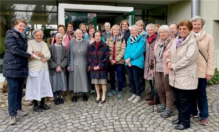 Die gläubigen Frauen der kfd Irlich und Feldkirchen mit den Schwestern der Johannishöhe.  Foto: Ruth Solbach