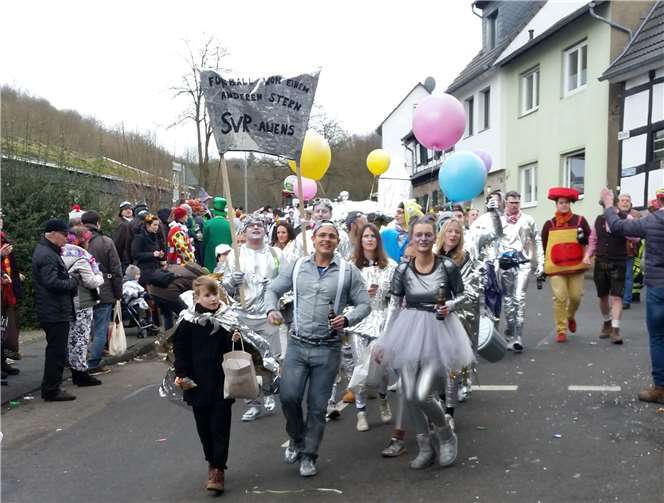 Die „glitzernde Aliens“ zogen froh gelaunt durch Rheinbreitbach.privat