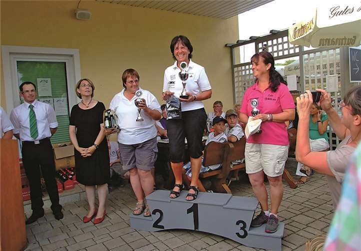 Die glückliche Deutsche Meisterin Monika Fachinger. Neben sich die Zweitplatzierte, Petra Polischuk (Westenholz), und die Dritte, Gabi Littig (Renningen). privat