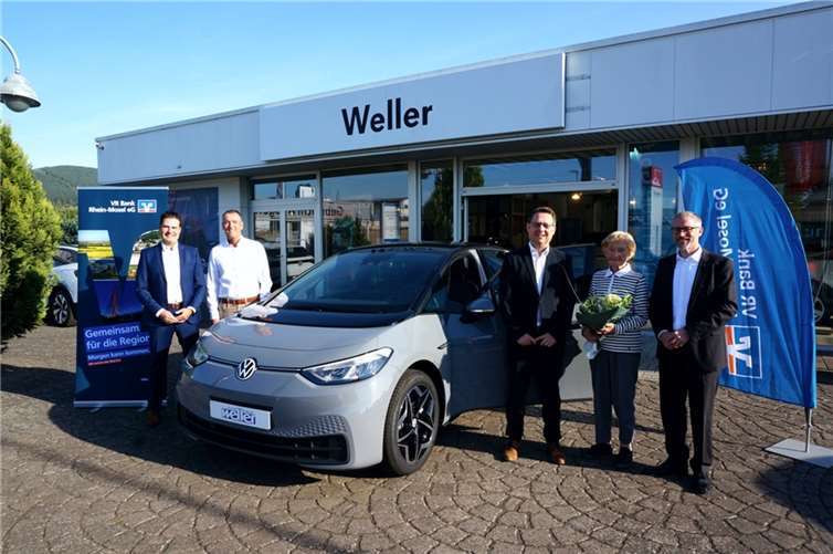 Die glückliche Gewinnerin Agnes Reif (2.v.re.) nimmt Ihren Hauptgewinn von Matthias Herfurth, Vorstandssprecher der VR Bank Rhein-Mosel eG, Mirko Glesius, Teamleiter und Privatkundenberater der VR Bank-Geschäftsstelle in Oberfell (3.v.re.) und Dirk Wey, Bereichsleiter Regionalmarkt Mosel (li.) entgegen. Gerhard Urmersbach (2.v.li.) vom Autohaus Weller freut sich mit der Gewinnerin. Foto: VR Bank Rhein-Mosel eG/Esch