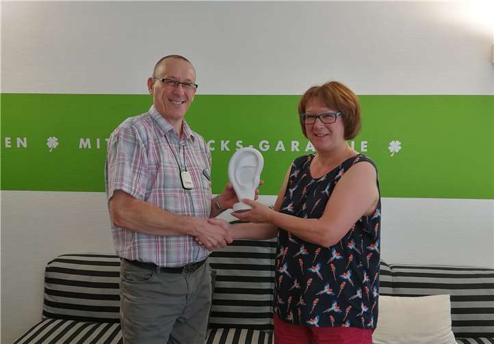 Die glückliche Gewinnerin Barbara Turge (rechts) sowie BECKER Fachgeschäftsleiter Lars Kleindienst bei der Übergabe des Bluetooth Lautsprechers. privat