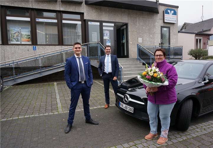 Die glückliche Gewinnerin Brigitte Klöckner (rechts) nimmt Ihren Hauptgewinn von Sören Schlich, Privatkundenberater der VR Bank Rhein-Mosel eG (links) und Bereichsleiter Regionalmarkt Mosel Dirk Wey entgegen. Foto: privat