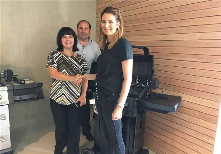 Die glückliche Gewinnerin Christina Trinkner (rechts) sowie Melanie Andres-Schuh und Michael Andres von AMS-Möbel. Privat