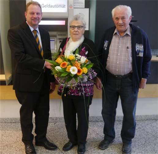 Die glückliche Gewinnerin Elfriede Vogt (mitte) nahm die Gewinnbenachrichtigung von Stephan Flöck (links) entgegen. privat