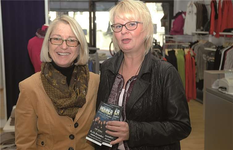 Die glückliche Gewinnerin Iris Dunkelberg (links) mit Inhaberin der Kaktus-Moden Claudia Becker. RFW