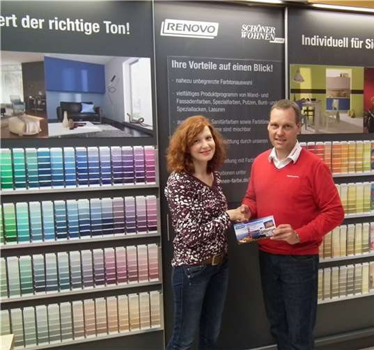 Die glückliche Gewinnerin Sabine Vogt aus Mittelstrimmig und der Marktleiter Herbert Lauxen freuen sich gemeinsam über denn tollen Gewinn.privat