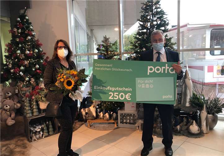 Die glückliche Gewinnerin Sandra Eisel und porta Geschäftsleiter Heinz Peters.Foto: Porta-Möbel