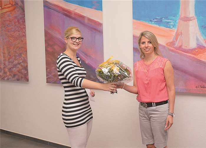 Die glückliche Gewinnerin Tiffany Wilson mit Iris Krummeich, Privatkundenberaterin im Raiffeisen FinanzCenter.privat