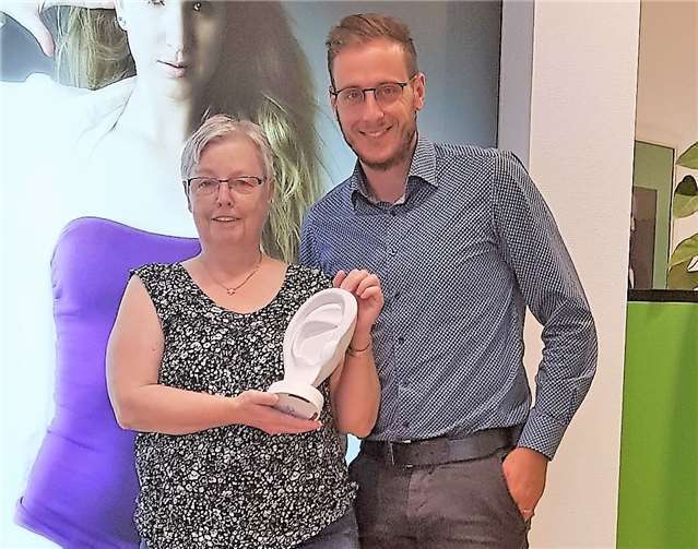 Die glückliche Gewinnerin Ursula Manns sowie BECKER Fachgeschäftsleiter André Kunert bei der Übergabe des Bluetooth Lautsprechers.privat