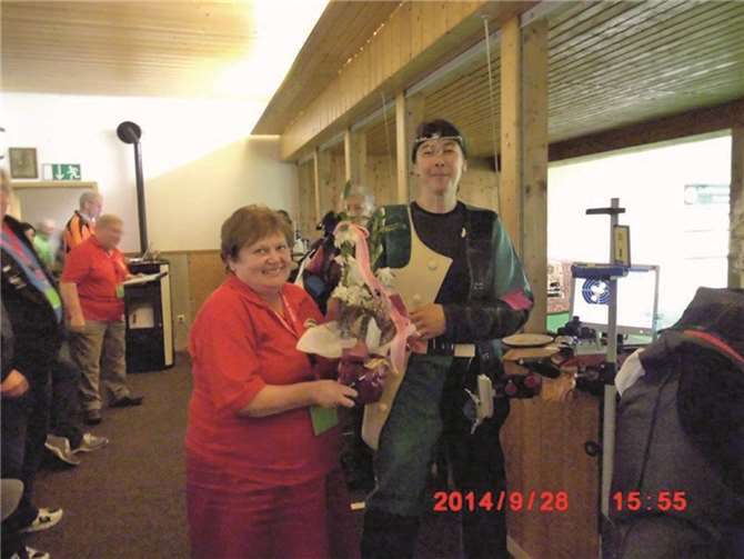 Die glückliche Gewinnerin des Finales LG Freihand: Ruth Degen-Leyendecker, mit Landesdamenleiterin Brigitte Brachmann.