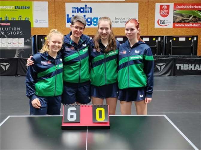 Die glückliche Mannschaft nach dem überraschend hohen Sieg: v.li. Steffi Hoffmann, Petra Schoulen, Charlotte Schönau und Hannah Krießbach. Quelle: TTC GW Fritzdorf