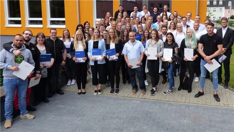 Die glücklichen Absolventinnen und Absolventen mit ihren Zeugnissen.privat