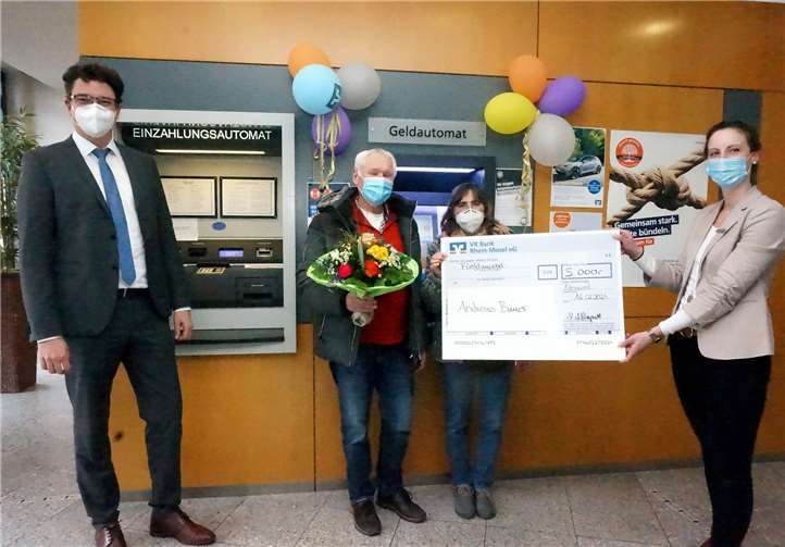 Die glücklichen Gewinner Andreas und Roswitha Bauer (Mitte) nehmen Ihren Hauptgewinn von Christian Kehr (li), Bereichsleiter der VR Bank Rhein-Mosel für den Regionalmarkt Rhein und Natalie Harprath (re), Leiterin der Geschäftsstelle in Heimbach-Weis entgegen.Foto: VR Bank
