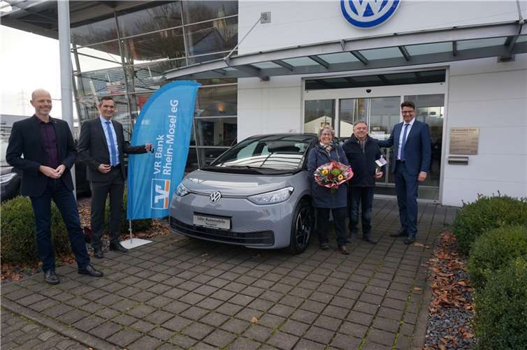 Die glücklichen Gewinner Elke und Jürgen Rausch (3. und 2. von rechts) nehmen Ihren Hauptgewinn von Christian Kehr, VR Bank Rhein-Mosel eG, Bereichsleiter für den Regionalmarkt Rhein (rechts) und Jörg Lahr, Privatkundenberater der VR Bank-Geschäftsstelle in Heimbach-Weis (2. von links) entgegen. Mario Pommer (links), Geschäftsführer Löhr Automobile GmbH freut sich mit den Gewinnern.Foto: VR Bank