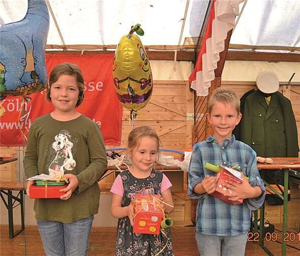 Die glücklichen Gewinner: Nina Weisheit (v.li.n.re.), Anna Grzonka und Dominik Zavelberg. privat