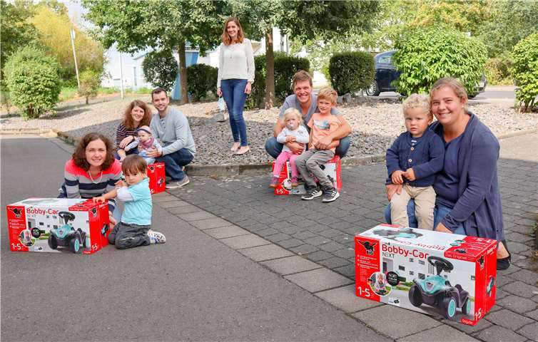 Die glücklichen Gewinner Sina H. , Erik B. , Leni N. und Emil A. gemeinsam mit ihren Mamas und Papas im Krupp Medienzentrum. Foto: Krupp Verlag