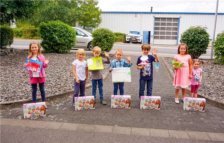 Die glücklichen Gewinner der „Holz Constructor Sets von Eichhorn“ präsentieren Ihre Rummelplatz-Erinnerungen der Kamera! Foto: ROB