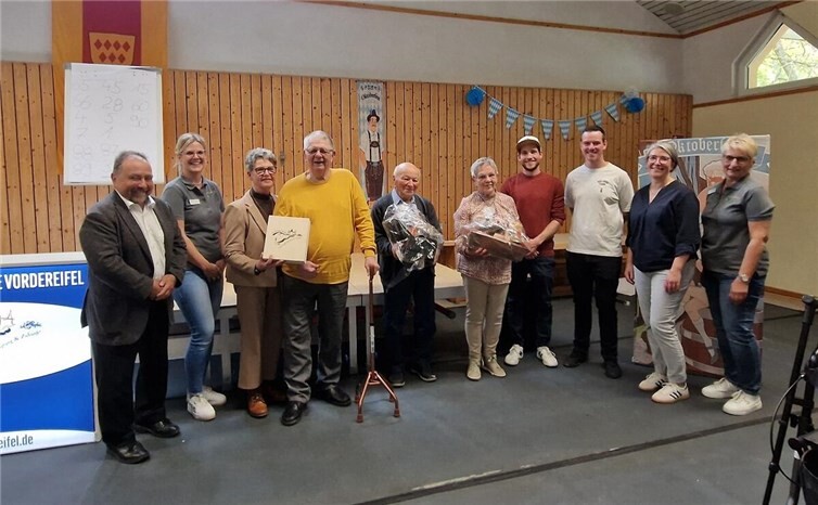Die glücklichen Gewinner inmitten der Organisatoren des Seniorenfestes und der Bingo-Spielleiter. Fotos: Verbandsgemeinde Vordereifel