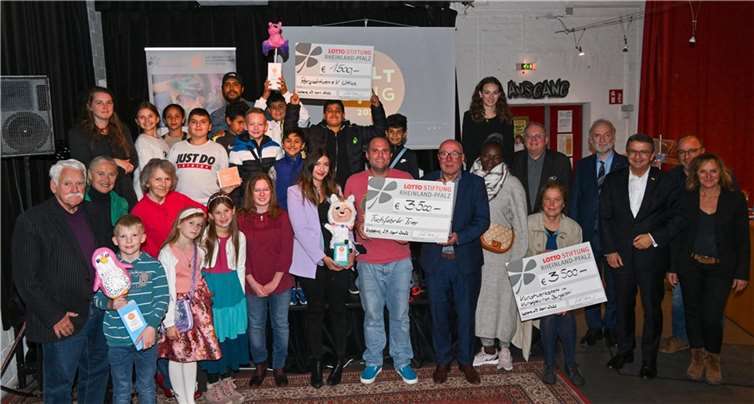 Die glücklichen Gewinner mit Walter Desch (links, Mitglied im Stiftungsvorstand), Monika Sauer (2.vl., Mitglied im Stiftungsrat), Margret Staal (3.v.l., Vorstand der LAG Soziokultur und Kulturpädagogik), Magnus Schneider (7.v.r., Vorstandsvorsitzender der Lotto-Stiftung), Staatssekretär a.D. Walter Schumacher (5.v.r., Mitglied im Stiftungsrat und Vorsitzender der Jury), Prof. Jürgen Hardeck (4.v.r., Kulturstaatssekretär), Jürgen Häfner (3.v.r, Lotto-Geschäftsführer), Frank Zwanziger (2.v.r., Geschäftsführer der Lotto-Stiftung).