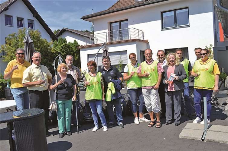 Die glücklichen Gewinner mit den Tourbegleitern von BONNonWHEElS, dem Vertriebsleiter vom Sinziger Mineralbrunnen Ronald Kellenbenz (2.v.l.), Harald Monschau (4.v.r.) und Sylvia Linden (3.v.r.). AB