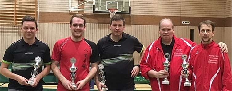 Die glücklichen Gewinner mit ihren Pokalen. privat